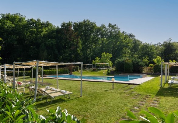 La vasta zona solarium interamente attrezzata con doccia, gazebi e lettini- Valleverde