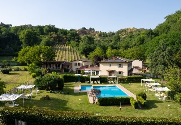 La vasta zona solarium interamente attrezzata con doccia, gazebi e lettini- Valleverde