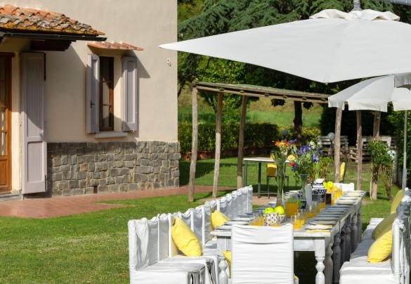  La zona pranzo all'aperto adiacente alla cucina e alla piscina - Valleverde