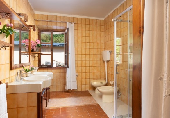 Bagno con doccia n.4  adiacente alle camere n. 4 e n.5 - Valleverde