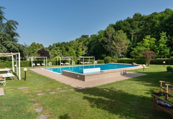 La piscina recintata è di forma rettangolare e ha una dimensione di 14 x 10 m - Valleverde