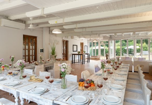 L'ampio salone con tavolo da pranzo e salotto con camino - Valleverde