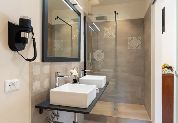 Bagno en suite con doccia n. 1. Primo piano, immobile principale - Valleverde