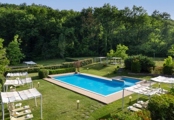 La piscina recintata è di forma rettangolare e ha una dimensione di 14 x 10 m - Valleverde