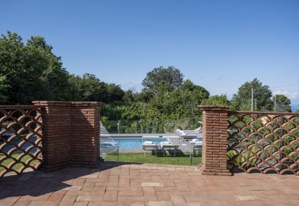 La piscina si trova a pochi passi dalla villa - Vigne dell’Etna	