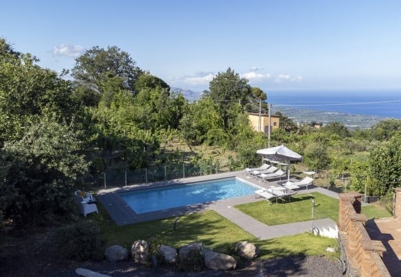 La zona piscina con vista mare - Vigne dell’Etna	