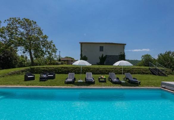 The pool is on a lower terrace than the house from which it is 20 meters away - Villa A Casa di Giovanni
