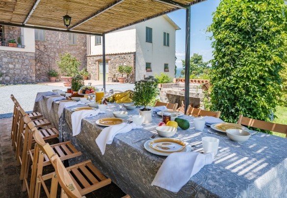 The pergola with dining table and barbecue a few meters from the Villa - Villa A Casa di Giovanni