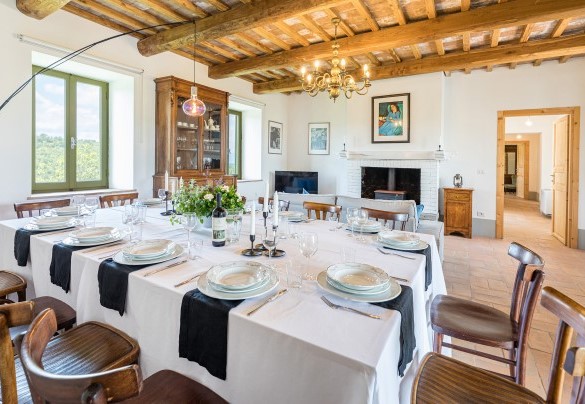 Living room with dining table, Smart TV and sofa in open space with the kitchen - Villa A Casa di Giovanni