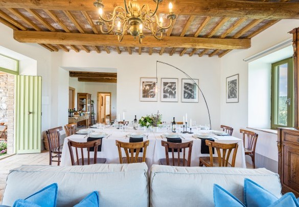 Living room with dining table, Smart TV and sofa in open space with the kitchen - Villa A Casa di Giovanni