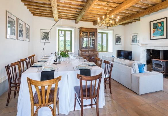 Living room with dining table, Smart TV and sofa in open space with the kitchen - Villa A Casa di Giovanni