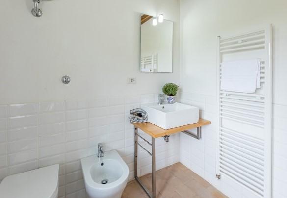 The guest bathroom with washing machine - Villa A Casa di Giovanni