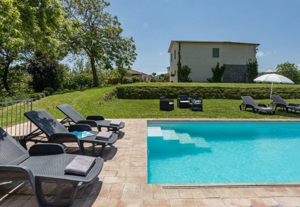 The pool is sanitized with chlorine and has 4 steps for access to the water - Villa A Casa di Giovanni