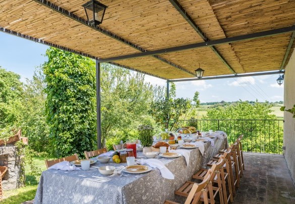 The pergola with dining table and barbecue a few meters from the Villa - Villa A Casa di Giovanni - Villa A Casa di Giovanni