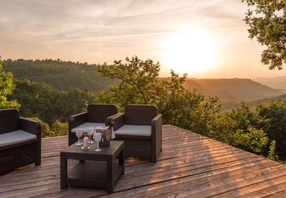 The glow of the sunset on the poolside lounge - Villa A Casa di Giovanni