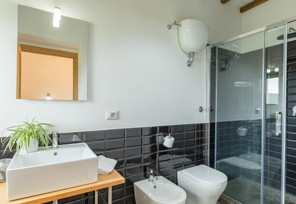 Bathroom with shower n.3 en suite to bedroom n.3 - Villa A Casa di Giovanni