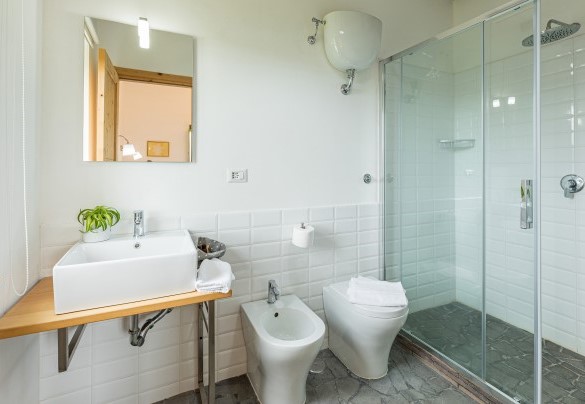 Bathroom with shower n.2 en suite to bedroom n.2 - Villa A Casa di Giovanni