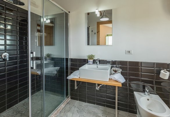 Bathroom with shower n.1 en suite to bedroom n.1 - Villa A Casa di Giovanni