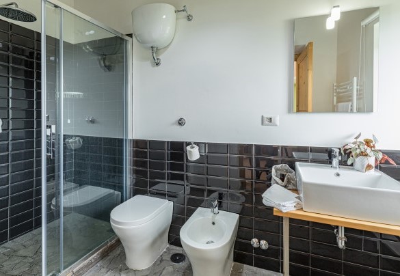 Bathroom with shower n.6 en suite to bedroom n.6 - Villa A Casa di Giovanni