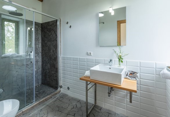 Bathroom with shower n.4 en suite to bedroom n.4 - Villa A Casa di Giovanni