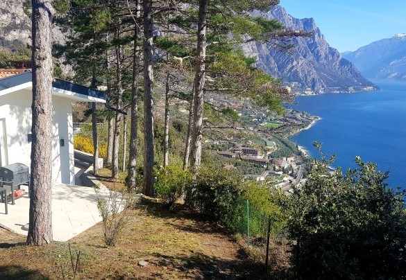 Zona BBQ e vista dalla terrazza della casa - Villa Abetaia