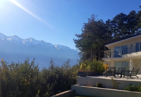 La casa è immersa nel verde	- Villa Abetaia