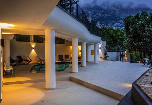 La casa ha un portico e una terrazza con giardino - Villa Abetaia