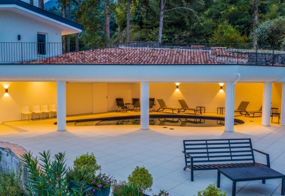 La casa dispone di piscina coperta da portico - Villa Abetaia