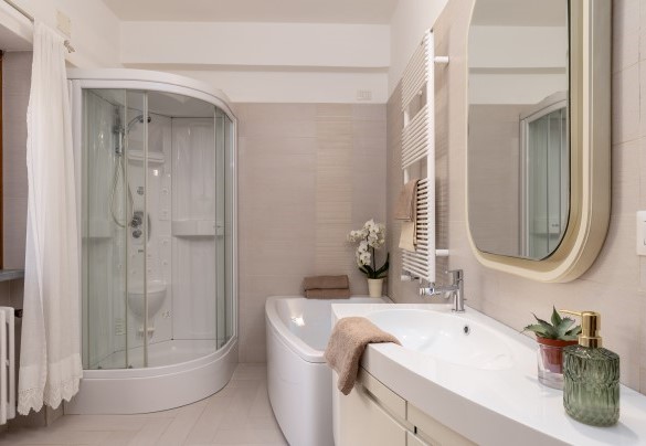Bagno en suite n.1 con vasca e doccia al piano terra - Villa Adisa 