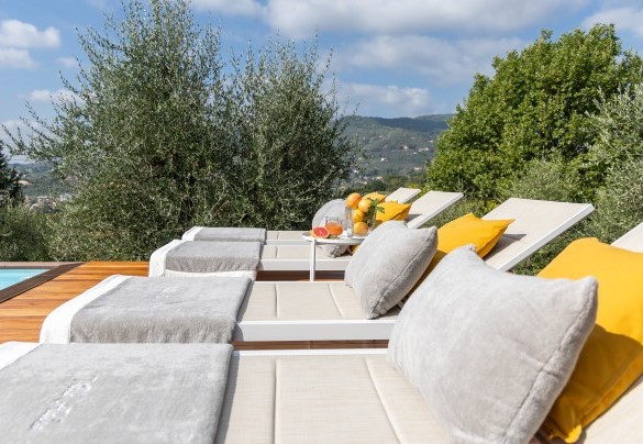 Comodi lettini in zona piscina - Villa Adisa    