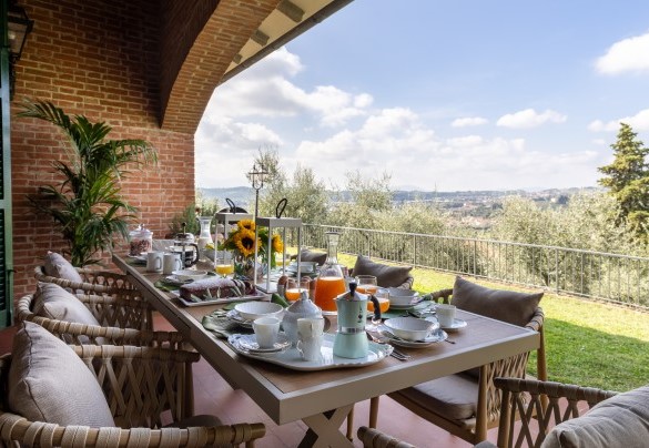 Sotto il porticato panoramico si trova la zona pranzo all’aperto - Villa Adisa