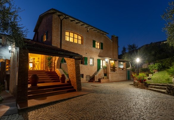 La bella proprietà illuminata di notte - Villa Adisa  