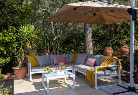 Su un terrazzamento adiacente al giardino si trova la zona living esterna - Villa Adisa   