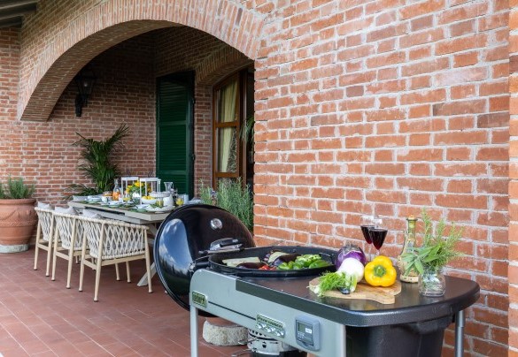 La zona pranzo all’aperto con adiacente il barbecue mobile e il braciere - Villa Adisa    