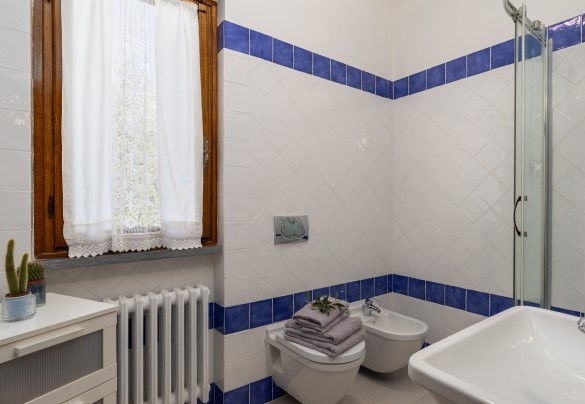 Bagno n.2 con doccia al piano terra - Villa Adisa 