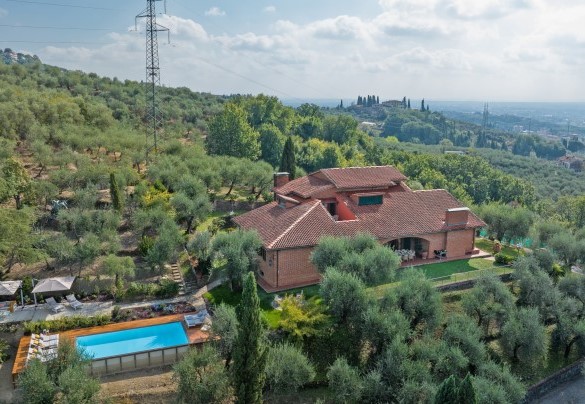 La villa si trova in Toscana, nel cuore della Val di Nievole, a pochissima distanza dal piccolo borgo di Uzzano - Villa Adisa