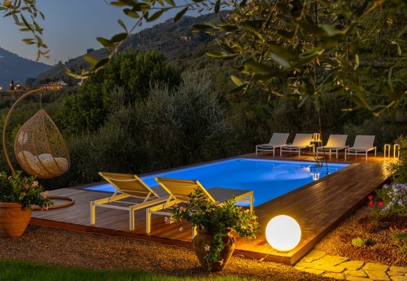 Il parco che cinge la piscina affacciato su verdi paesaggi - Villa Adisa  