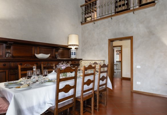 Sala da pranzo con il tavolo imbandito - Villa Adisa   
