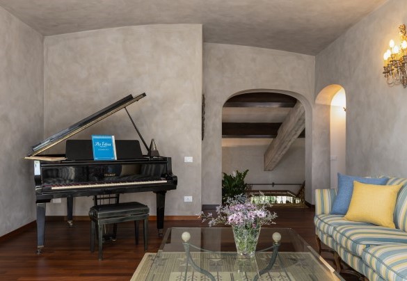 Salotto arredato con comode sedute, al primo piano - Villa Adisa  