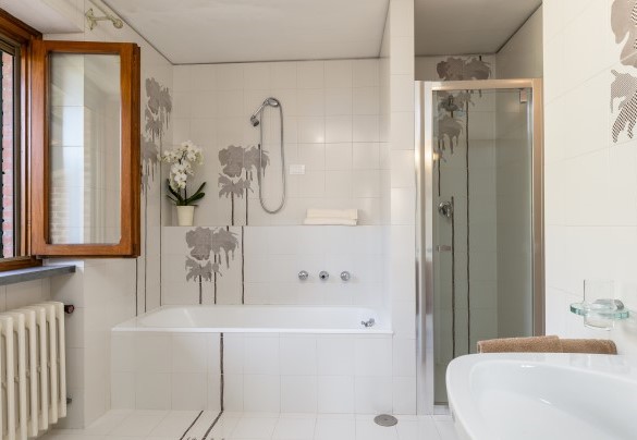 Bagno en suite n.3 con vasca e doccia al primo piano - Villa Adisa