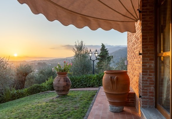La villa si trova tra Montecatini Terme, rinomata per le sue acque curative, e Pescia, famosa per la produzione di fiori - Villa Adisa 