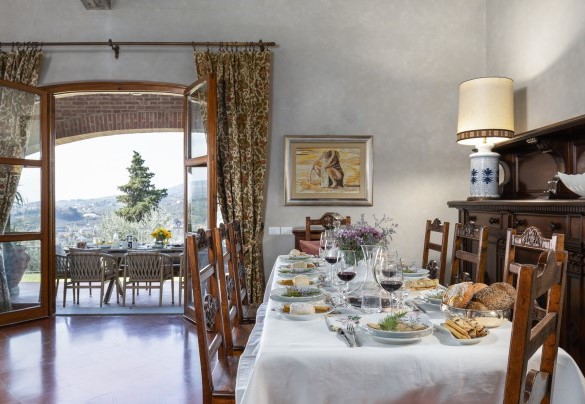 Dalla sala da pranzo si accede direttamente al porticato - Villa Adisa