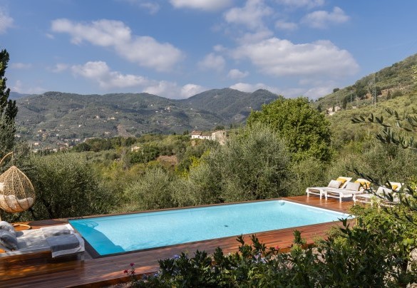 A lato della villa, in zona panoramica, sorge la piscina con solarium - Villa Adisa