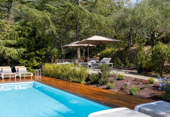 L’accattivante zona solarium contorna la bella la piscina - Villa Adisa  