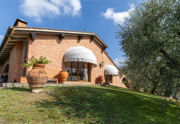 La villa è interamente rivestita in mattoni faccia vista in cotto dell’Impruneta - Villa Adisa   