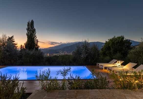 La piscina al tramonto con vista mozzafiato verso le colline di fronte - Villa Adisa 