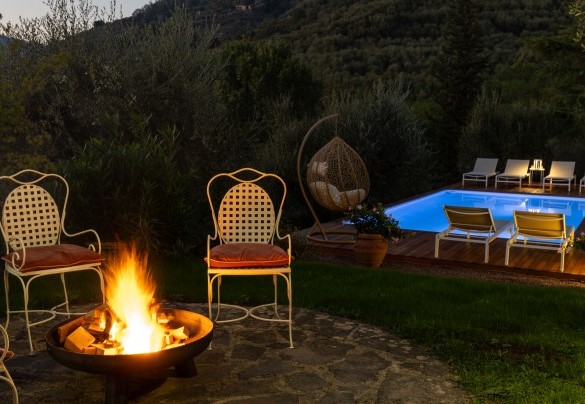 Il braciere con sedute, per trascorrere davanti al calore della fiamma, serate all’insegna del relax - Villa Adisa 