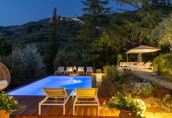 La piscina è depurata a sale e dotata illuminazione interna - Villa Adisa 