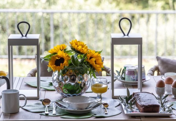 Invitante dettaglio del tavolo preparato per colazioni - Villa Adisa    