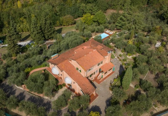 La proprietà, in una posizione panoramica unica, è incorniciata in un tipico paesaggio toscano - Villa Adisa   